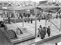 834497 Afbeelding van de demonstratie van een Demag-hangkraan op de Najaarsbeurs van de Jaarbeurs te Utrecht.